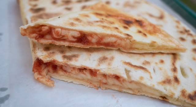 CRESCIONE RIPIENO DI POMODORO E MOZZARELLA 500g